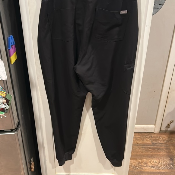 Figs Black maternity scrubs - Picture 13 of 16